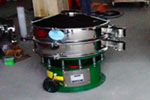 800型單層三次元振動篩，產量可達800kg/h。